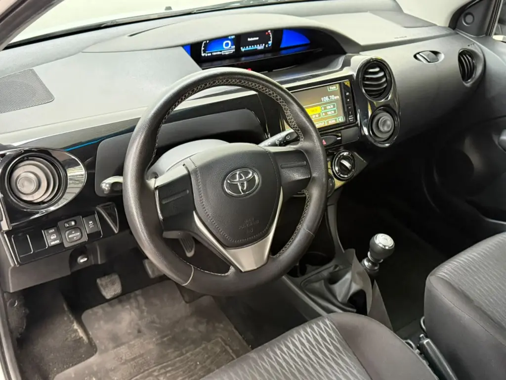TOYOTA Etios Hatch - Foto