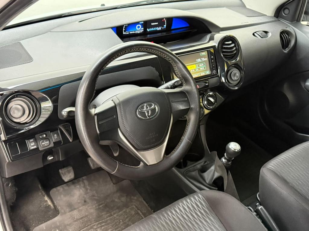 TOYOTA Etios Hatch - Foto