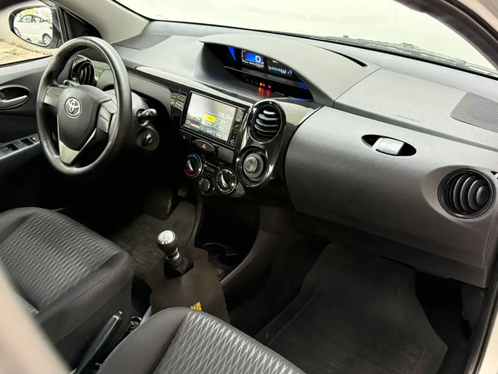 TOYOTA Etios Hatch - Foto