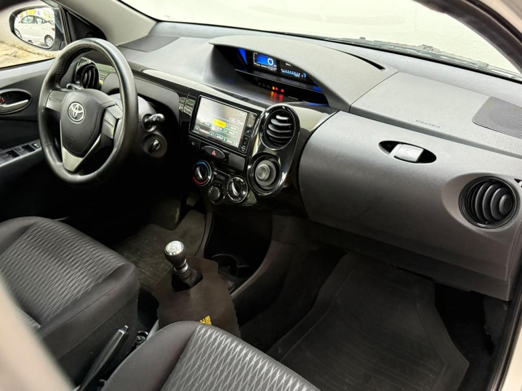 TOYOTA Etios Hatch - Foto