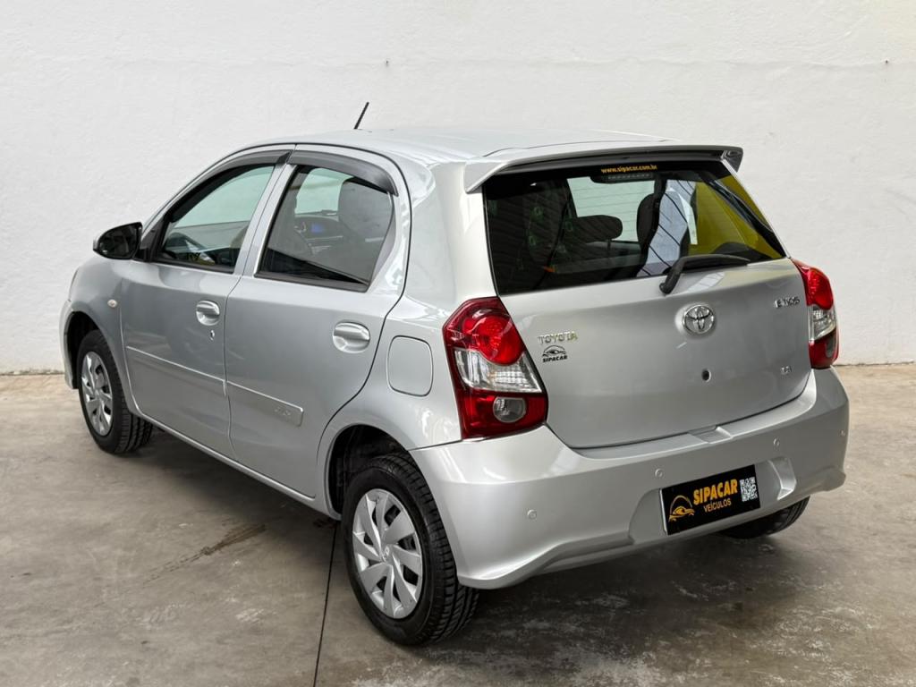 TOYOTA Etios Hatch - Foto