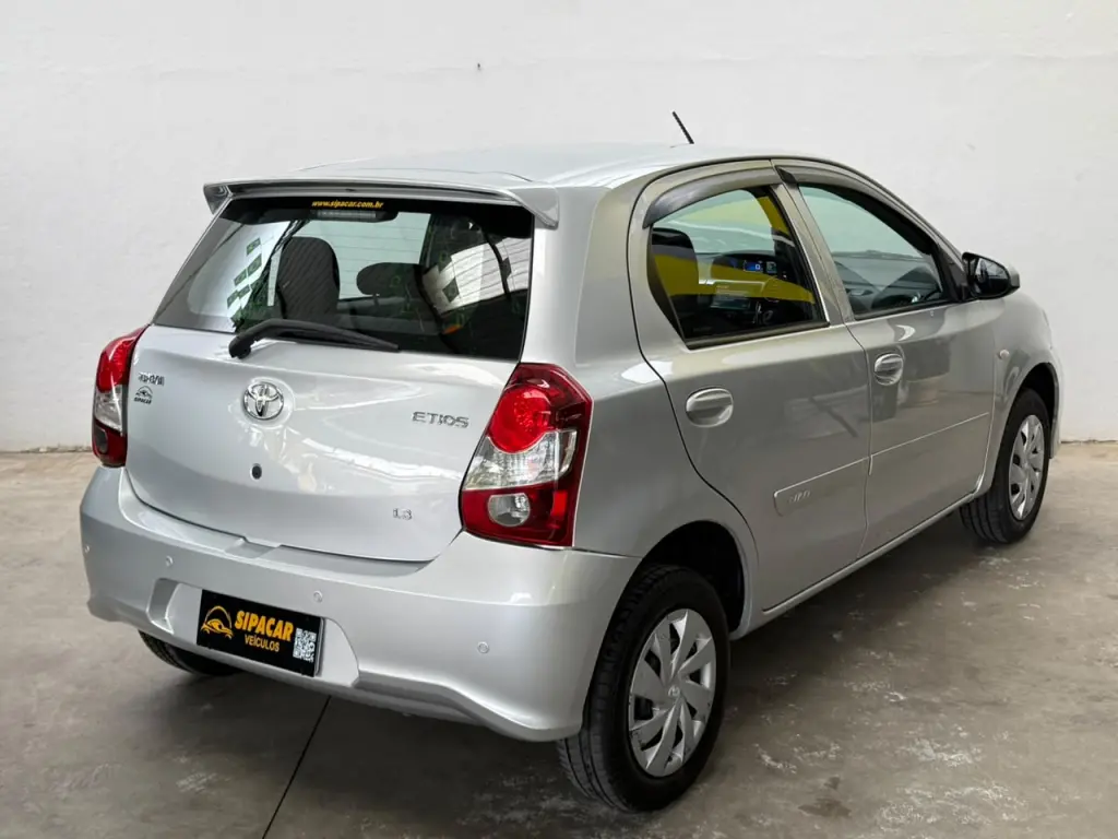 TOYOTA Etios Hatch - Foto