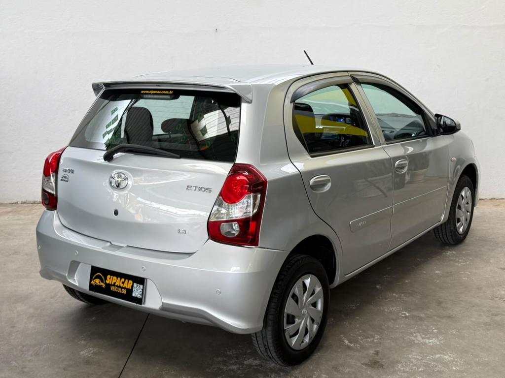 TOYOTA Etios Hatch - Foto