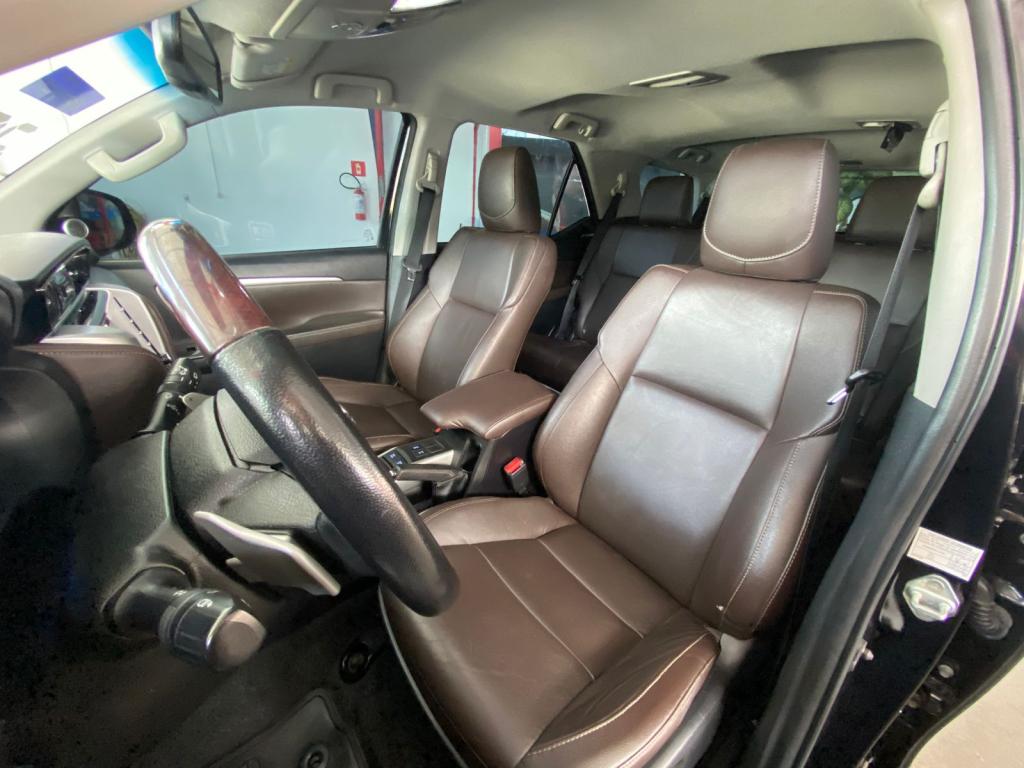 TOYOTA Hilux SW4 - Foto