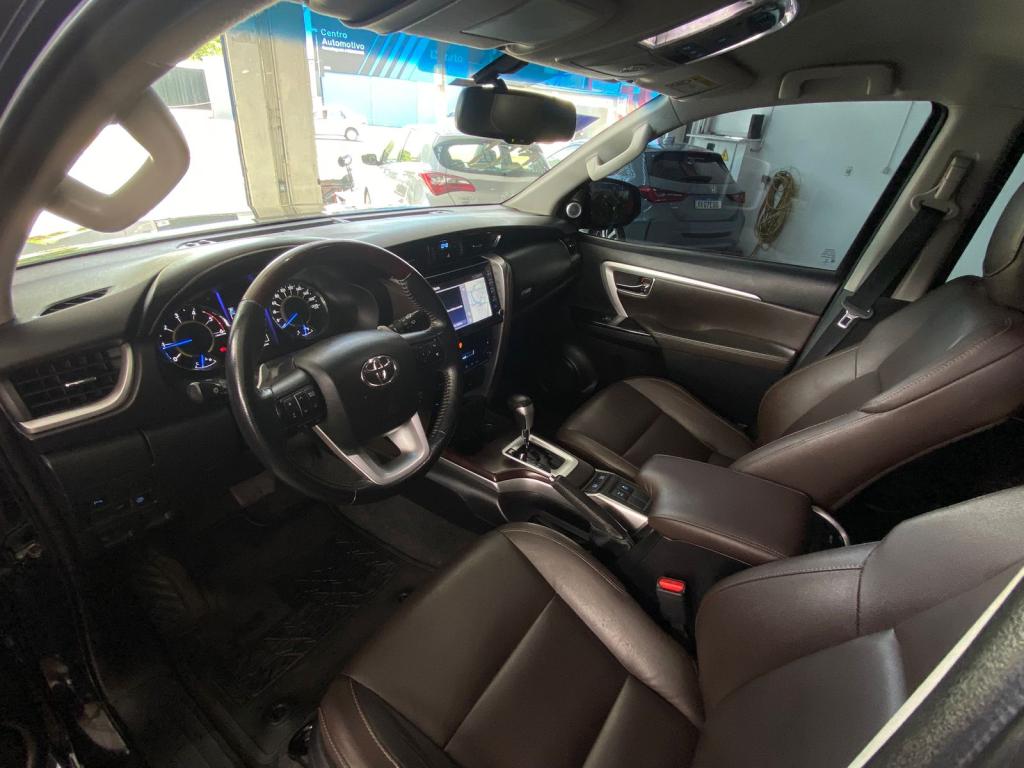 TOYOTA Hilux SW4 - Foto