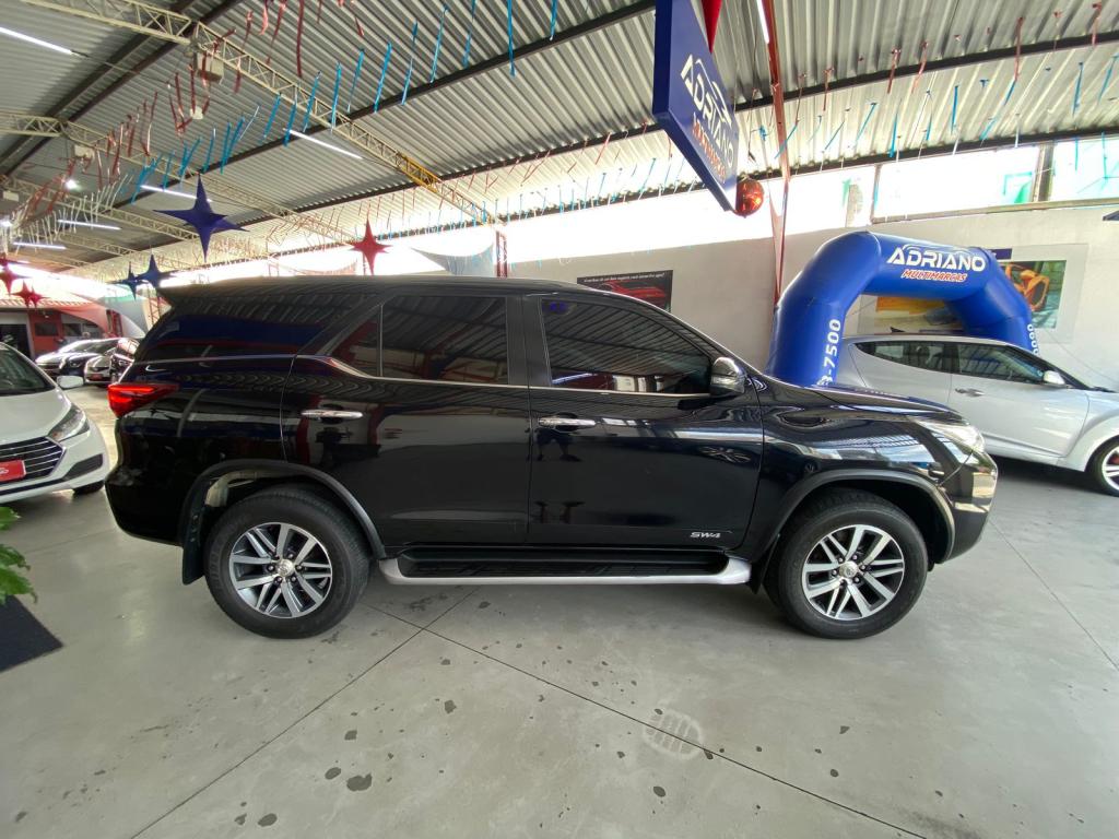 TOYOTA Hilux SW4 - Foto