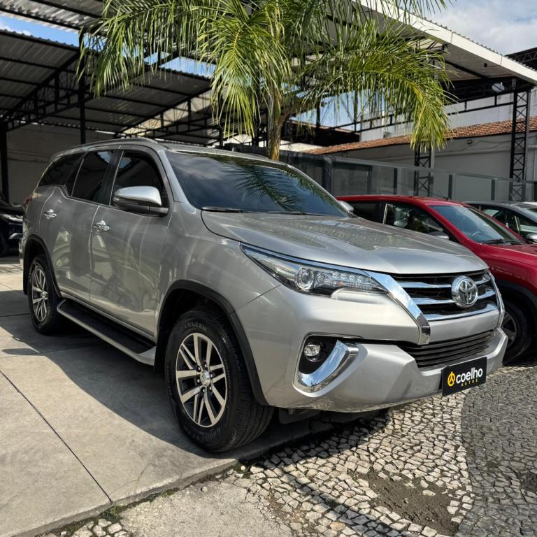 TOYOTA Hilux SW4 - Foto