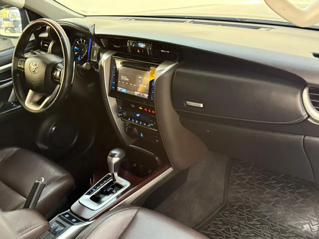 TOYOTA Hilux SW4 - Foto