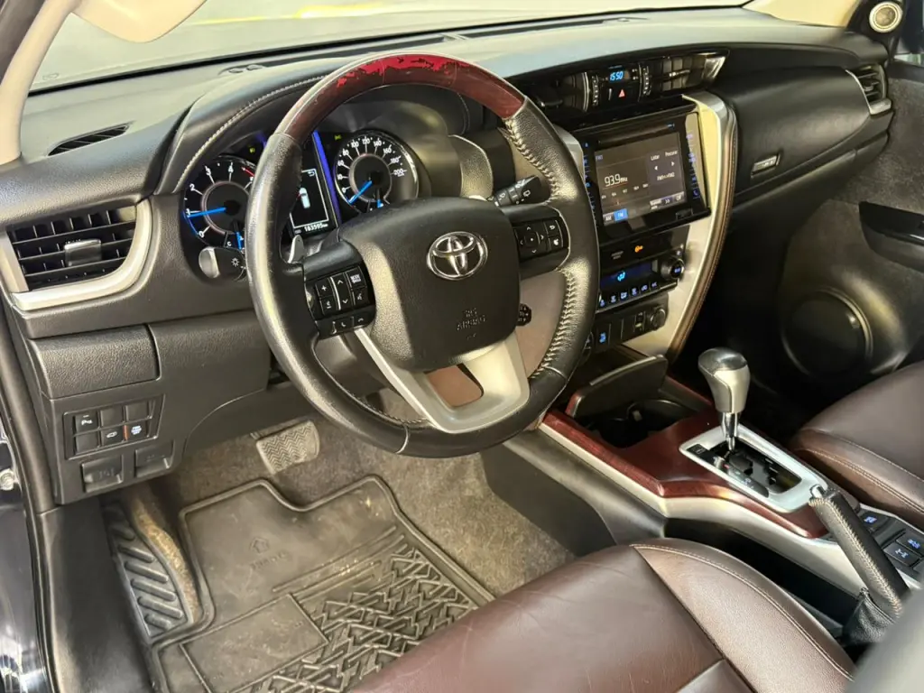TOYOTA Hilux SW4 - Foto