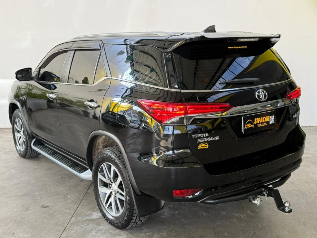 TOYOTA Hilux SW4 - Foto
