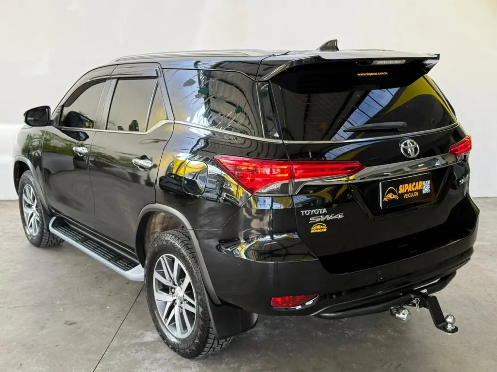 TOYOTA Hilux SW4 - Foto
