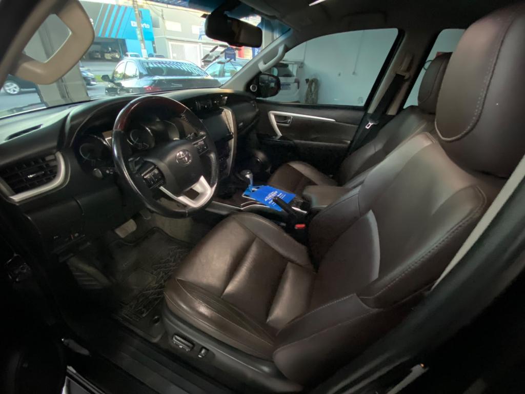 TOYOTA Hilux SW4 - Foto