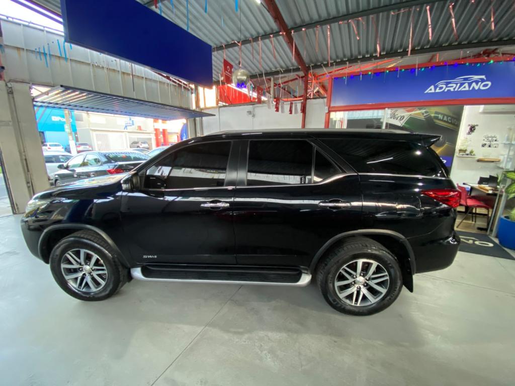 TOYOTA Hilux SW4 - Foto
