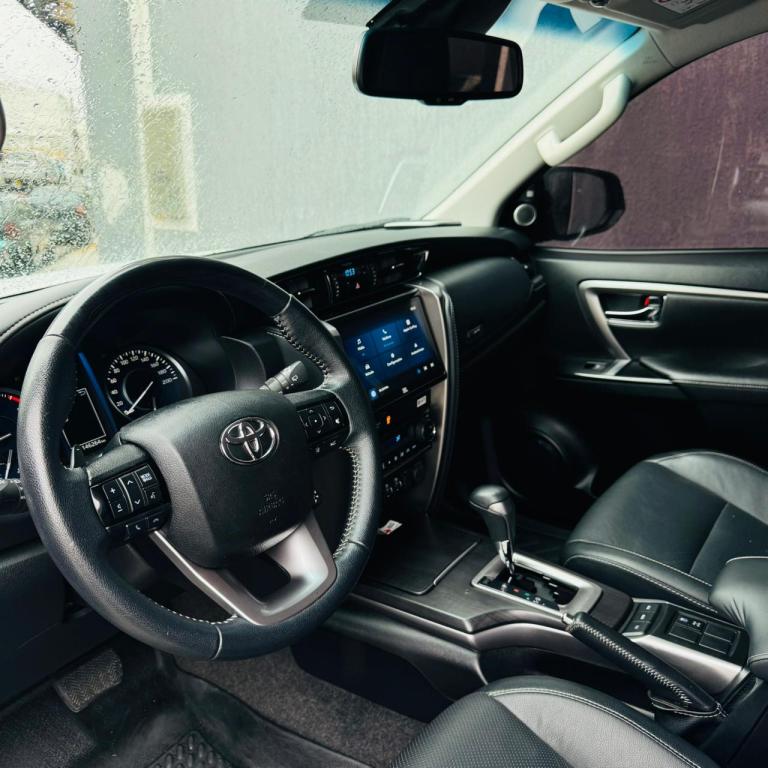 TOYOTA Hilux SW4 - Foto