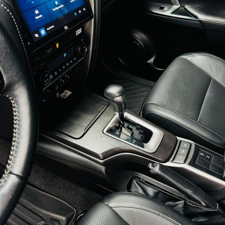 TOYOTA Hilux SW4 - Foto