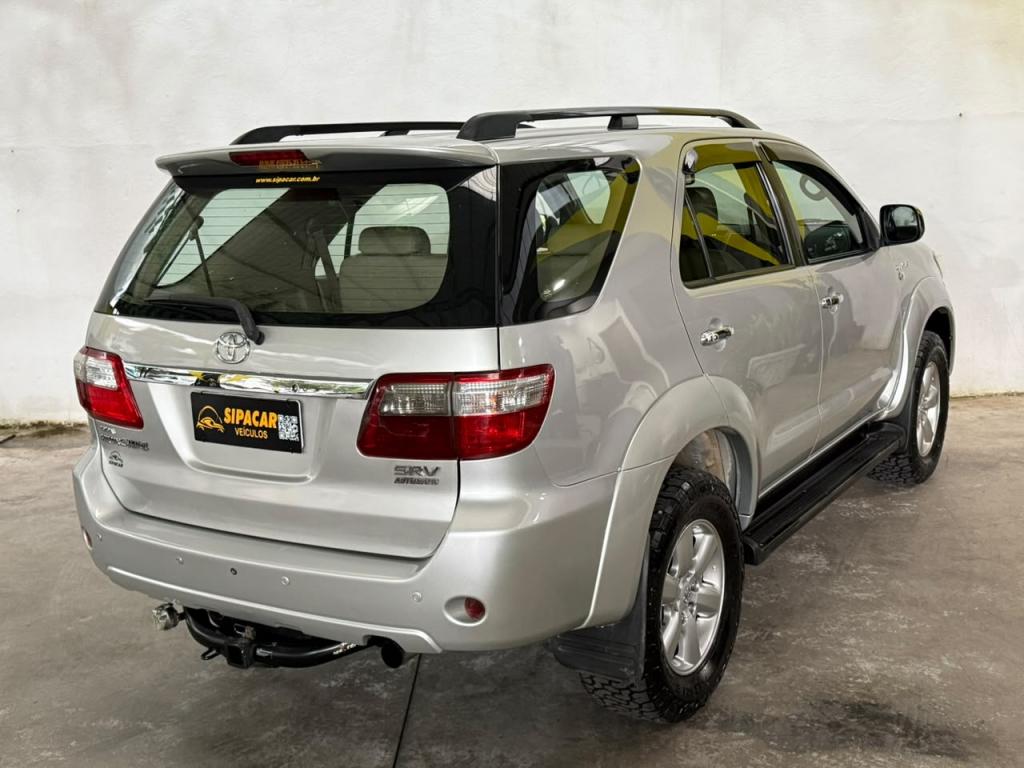 TOYOTA Hilux SW4 - Foto