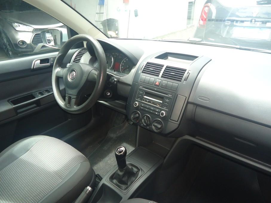VOLKSWAGEN Polo Sedan - Foto