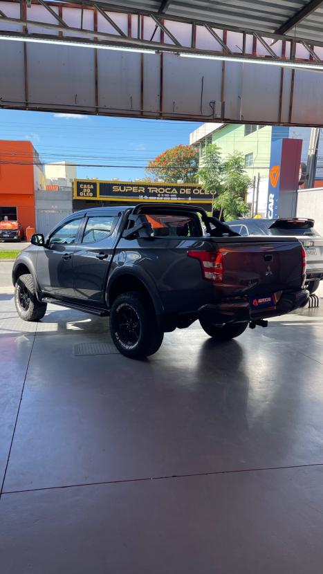 MITSUBISHI L 200 Triton 2.4 16V SPORT HPE 4X4 CABINE DUPLA TURBO DIESEL AUTOM�TICO, Foto 4