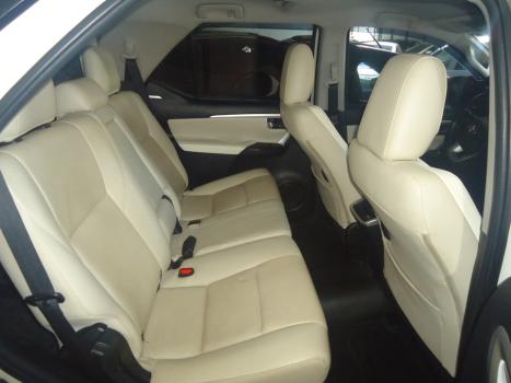 TOYOTA Hilux SW4 2.8 4P SRX 4X4 DIAMOND 7 LUGARES TURBO DIESEL AUTOM�TICO, Foto 4