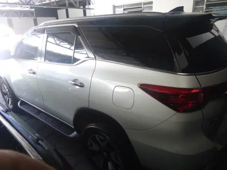 TOYOTA Hilux SW4 2.8 4P SRX 4X4 DIAMOND 7 LUGARES TURBO DIESEL AUTOM�TICO, Foto 6