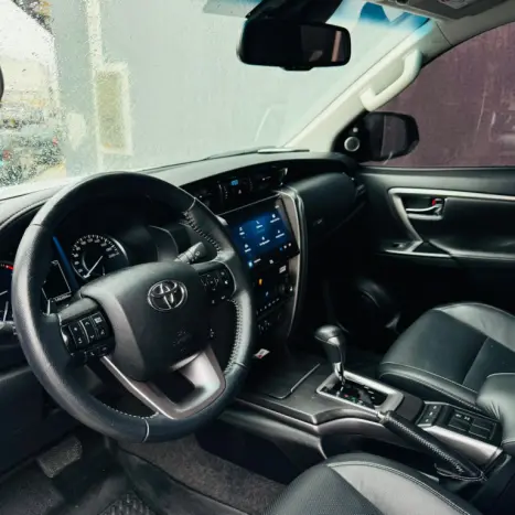 TOYOTA Hilux SW4 2.8 16V 4P SRX 4X4 7 LUGARES TURBO DIESEL AUTOMÁTICO, Foto 3
