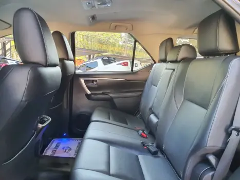 TOYOTA Hilux SW4 4.0 V6 24V 4P SRX 4X4 7 LUGARES AUTOM�TICO, Foto 10