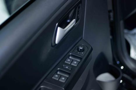 VOLKSWAGEN Fox 1.6 16V 4P FLEX MSI HIGHLINE I-MOTIO AUTOMATIZADO, Foto 9 VOLKSWAGEN Fox 1.6 16V 4P FLEX MSI HIGHLINE I-MOTIO AUTOMATIZADO, Foto 9