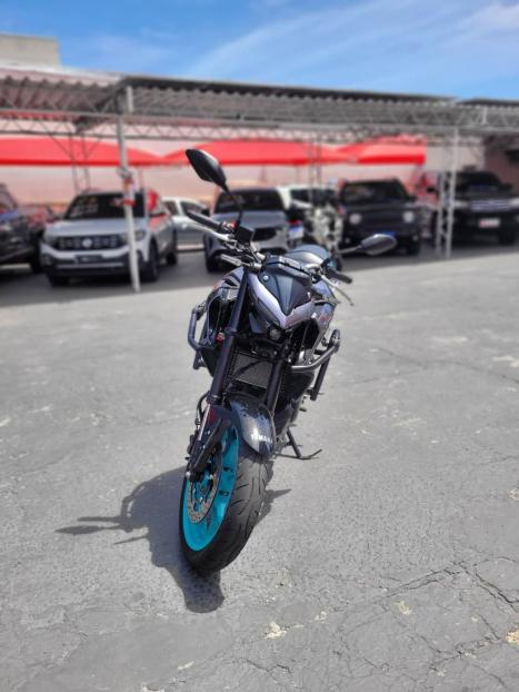 YAMAHA MT-03 300 ABS, Foto 2