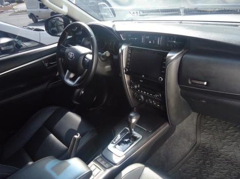 TOYOTA Hilux SW4 2.8 4P SRX 4X4 TURBO DIESEL AUTOMTICO, Foto 4