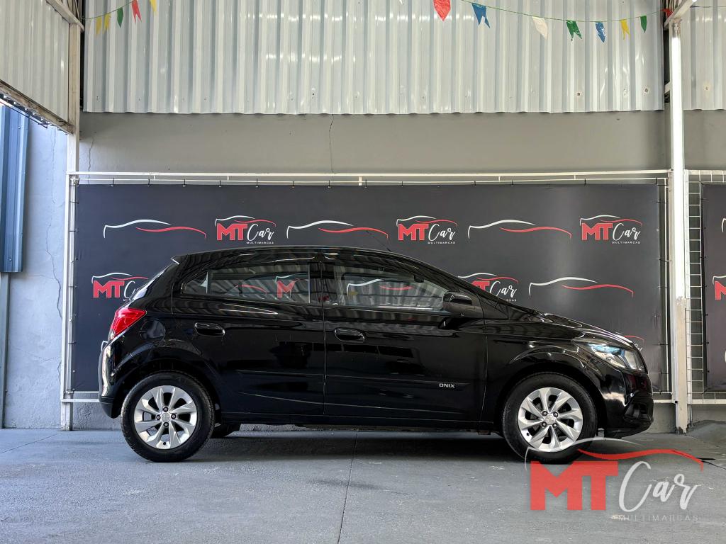 CHEVROLET Onix Hatch - Foto