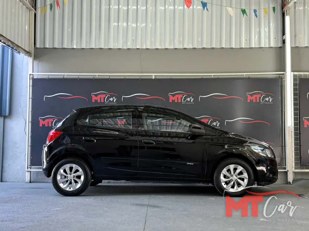 CHEVROLET Onix Hatch - Foto