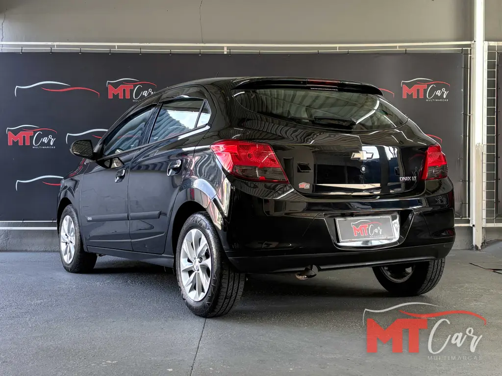 CHEVROLET Onix Hatch - Foto