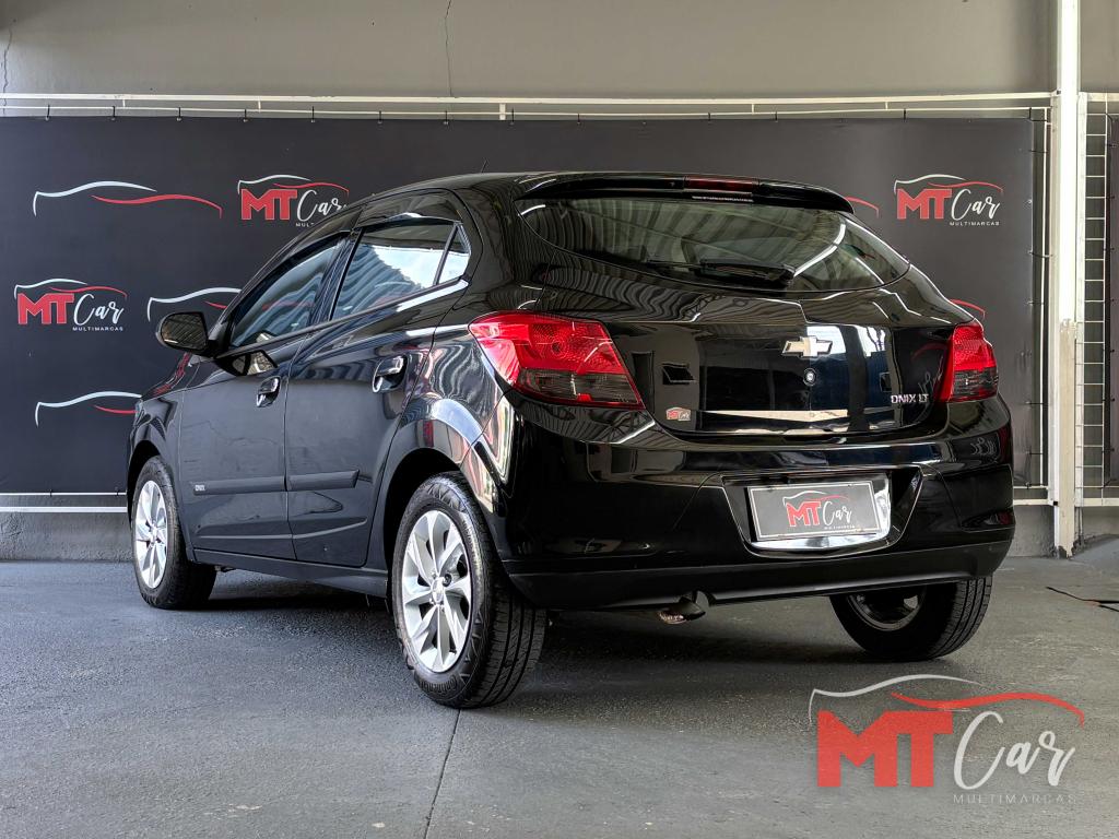 CHEVROLET Onix Hatch - Foto