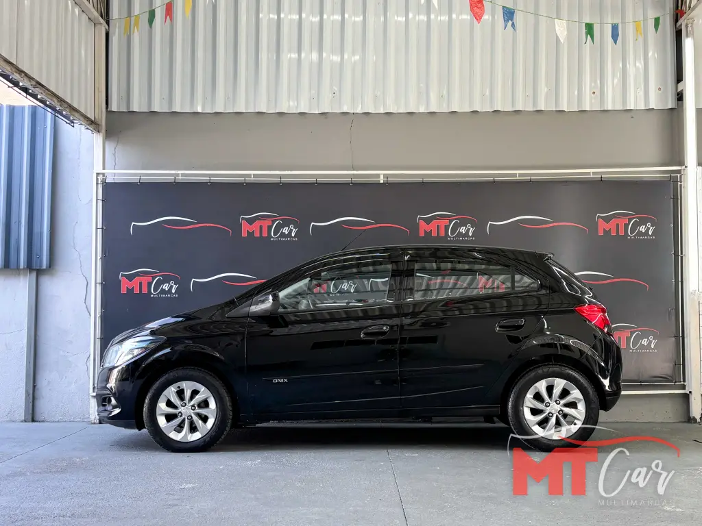CHEVROLET Onix Hatch - Foto