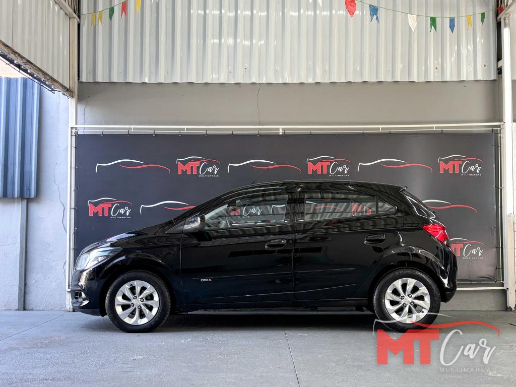 CHEVROLET Onix Hatch - Foto
