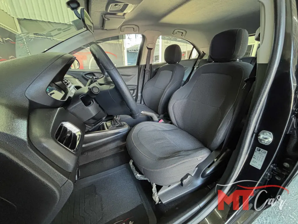 CHEVROLET Onix Hatch - Foto