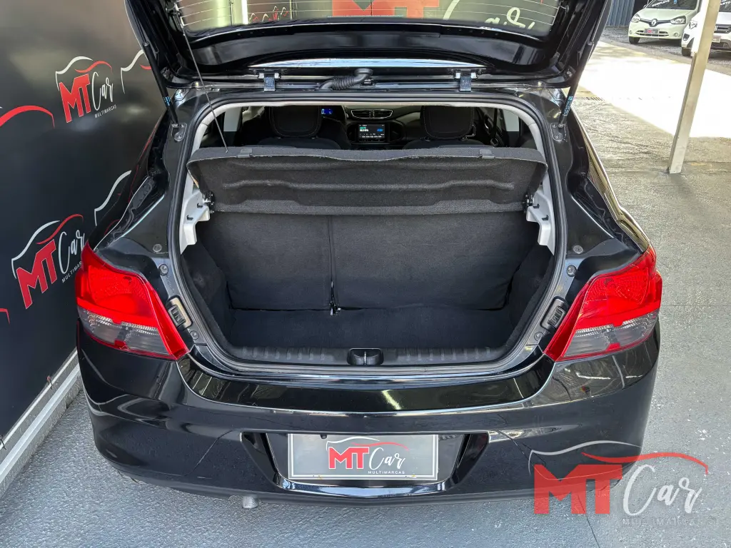 CHEVROLET Onix Hatch - Foto