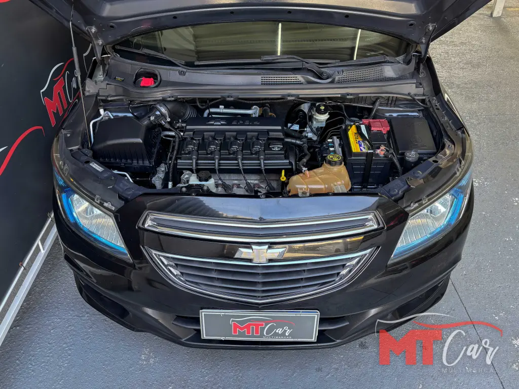 CHEVROLET Onix Hatch - Foto