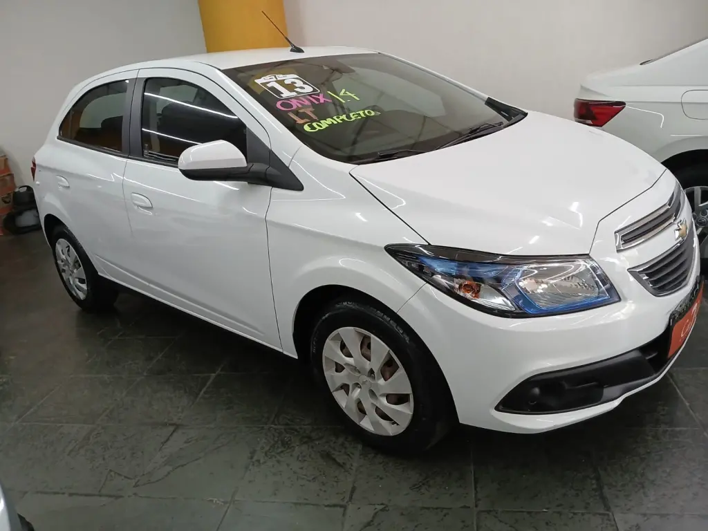 CHEVROLET Onix Hatch - Foto