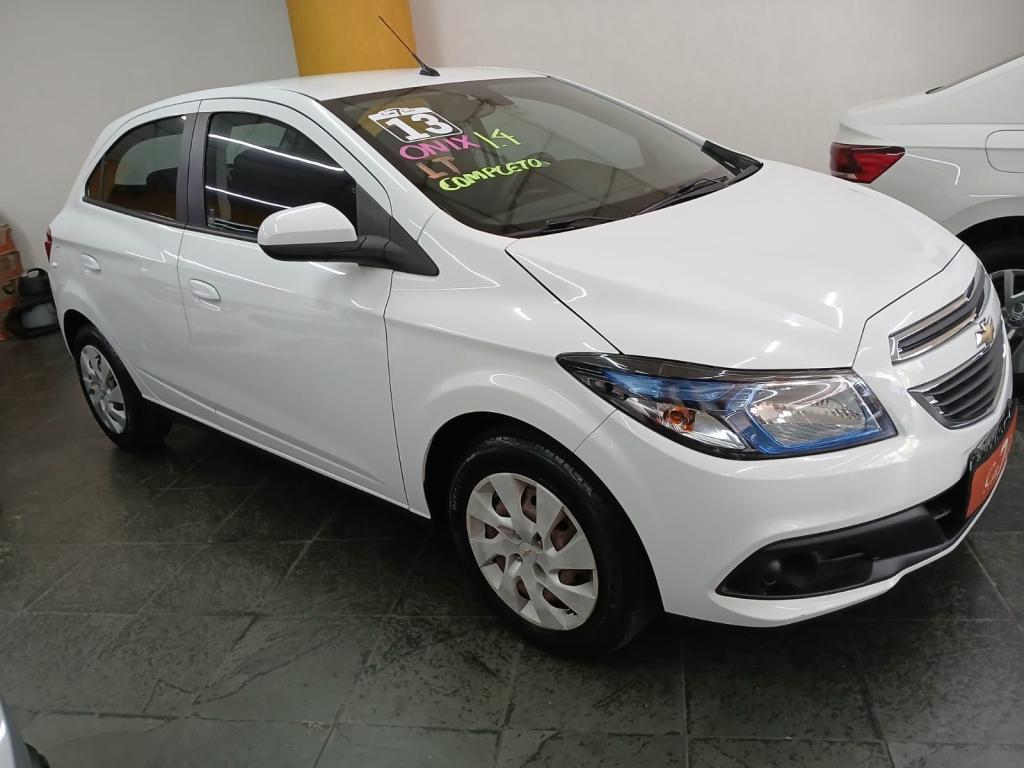 CHEVROLET Onix Hatch - Foto