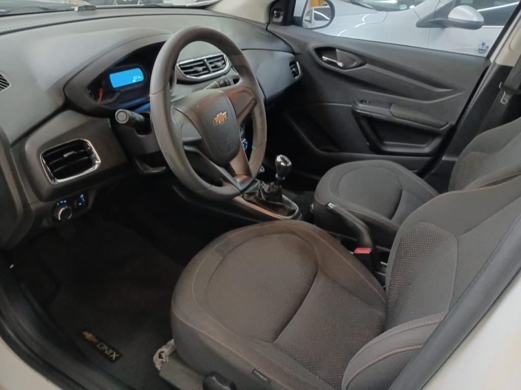 CHEVROLET Onix Hatch - Foto