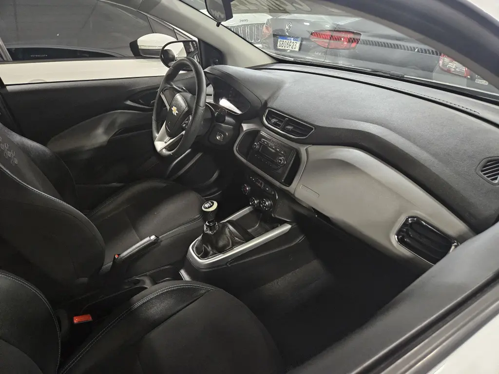 CHEVROLET Onix Hatch - Foto