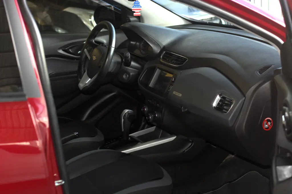 CHEVROLET Onix Hatch - Foto