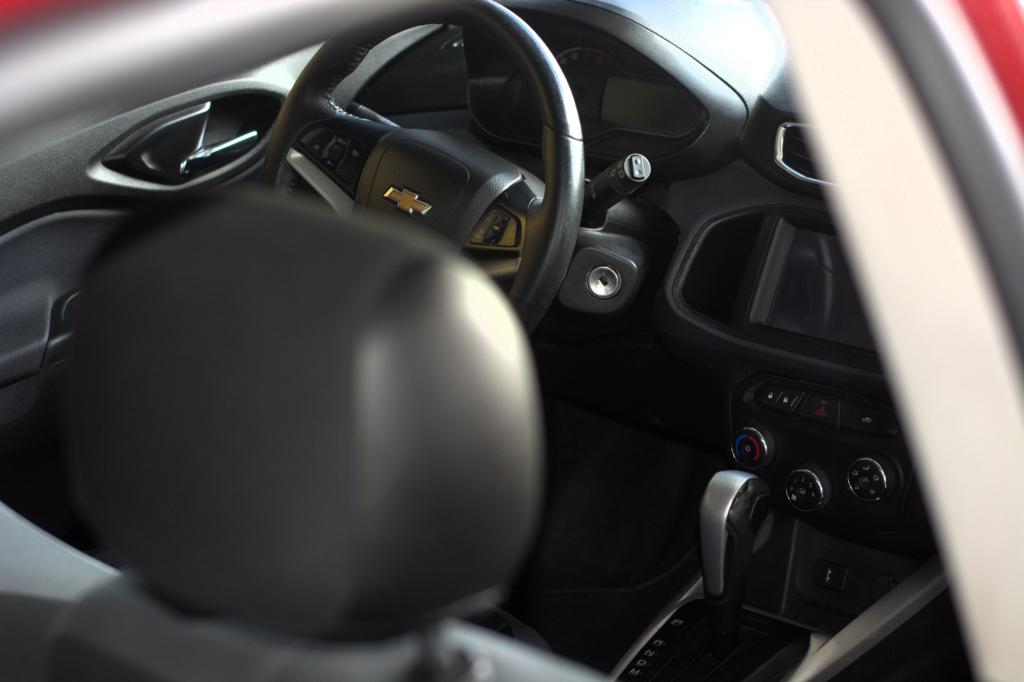 CHEVROLET Onix Hatch - Foto