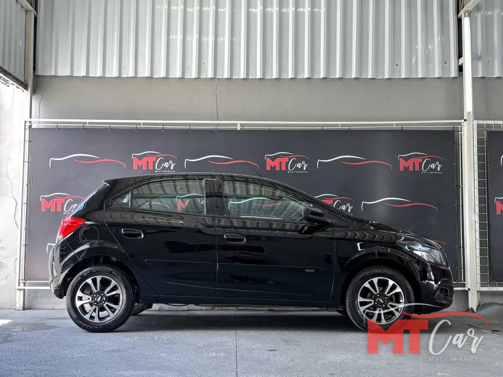 CHEVROLET Onix Hatch - Foto