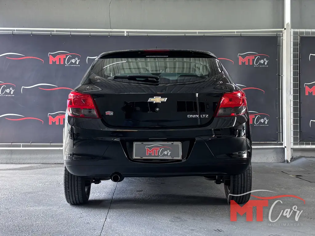 CHEVROLET Onix Hatch - Foto