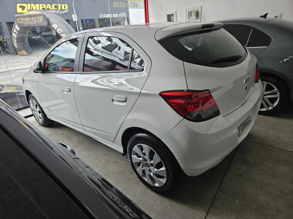 CHEVROLET Onix Hatch - Foto