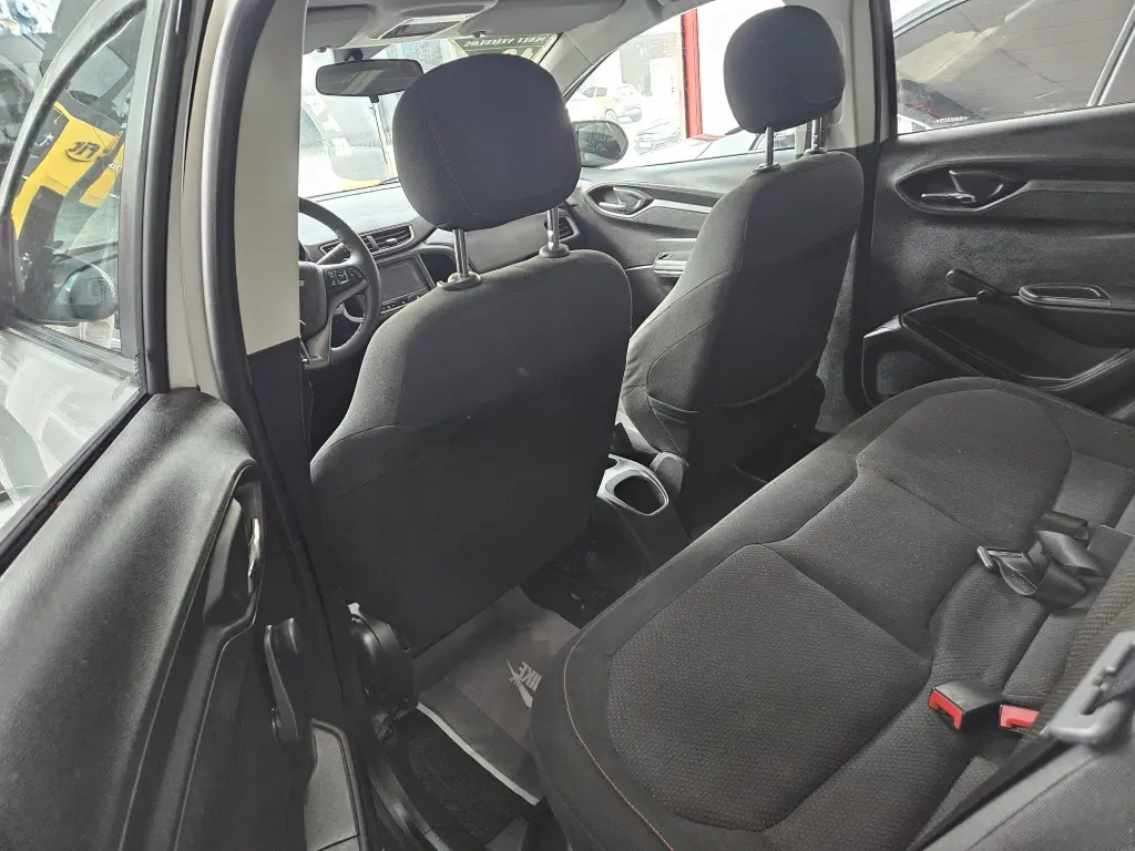 CHEVROLET Onix Hatch - Foto