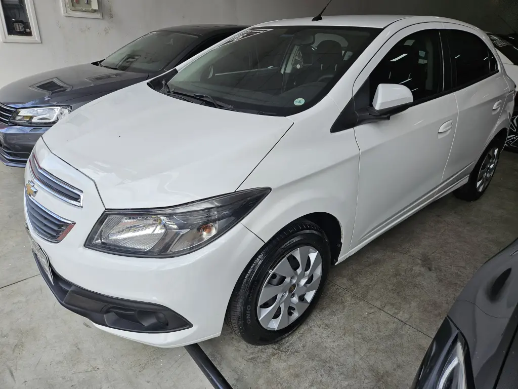 CHEVROLET Onix Hatch - Foto