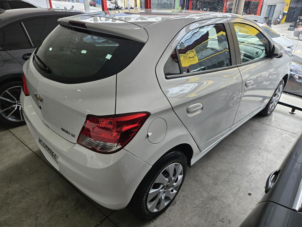 CHEVROLET Onix Hatch - Foto